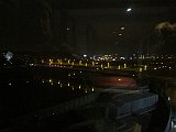 die beleuchtete Brücke vor unserem Hotel